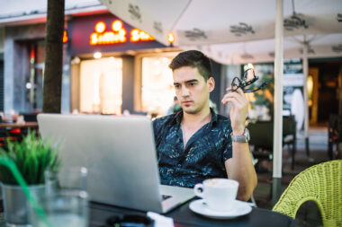 man-talking-on-mobile-phone-in-caf