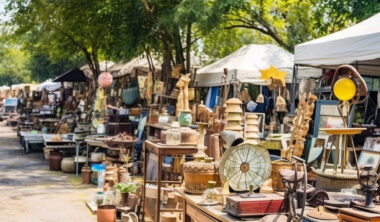 there are many antiques and antiques on display at a flea market