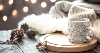 WEBkaffeetasse-ueber-weihnachtslichter-bokeh_pvproductions